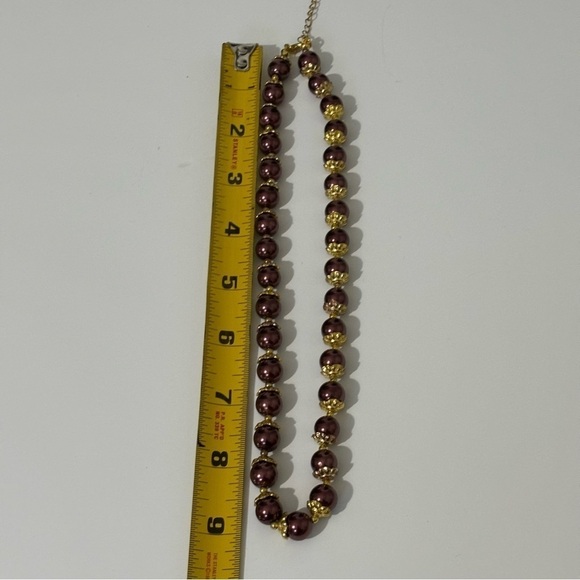Vintage faux glass pearl with gold metal accents and chain - Picture 4 of 7